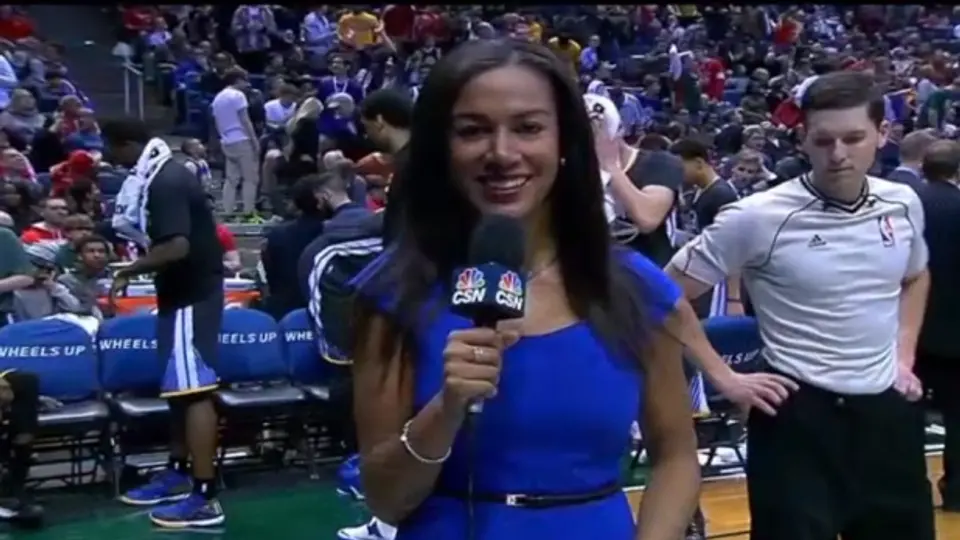 Cachan a árbitro viendo trasero de una reportera en la NBA