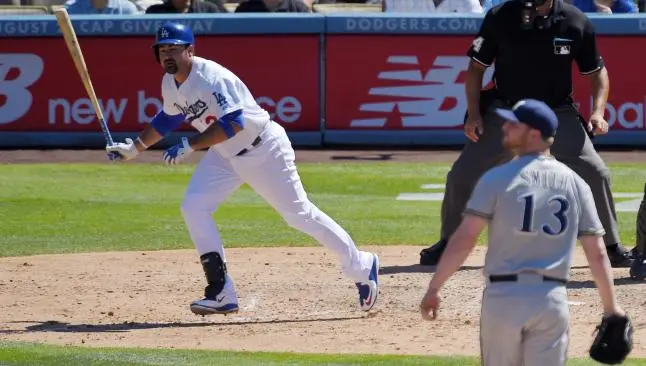 Con cuadrangular, Adrián González impulsa triunfo de Dodgers