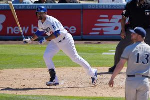 Con cuadrangular, Adrián González impulsa triunfo de Dodgers