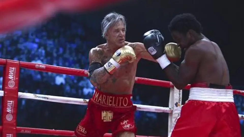 Mickey Rourke regresa con victoria al boxeo a los 62 años