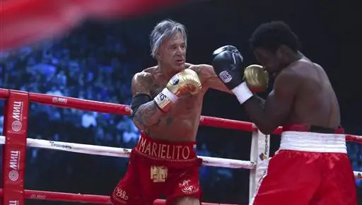 Mickey Rourke regresa con victoria al boxeo a los 62 años