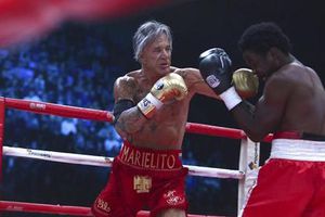 Mickey Rourke regresa con victoria al boxeo a los 62 años