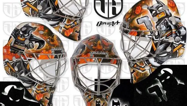 Portero de hockey usará casco de Batman Lego