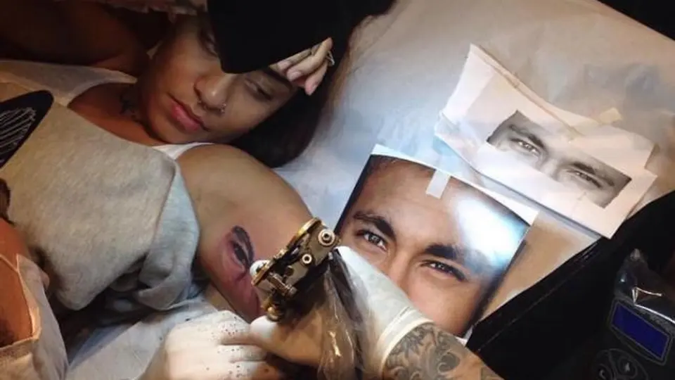 Rafaella se tatúa los ojos de su hermano, Neymar