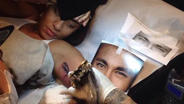 Rafaella se tatúa los ojos de su hermano, Neymar