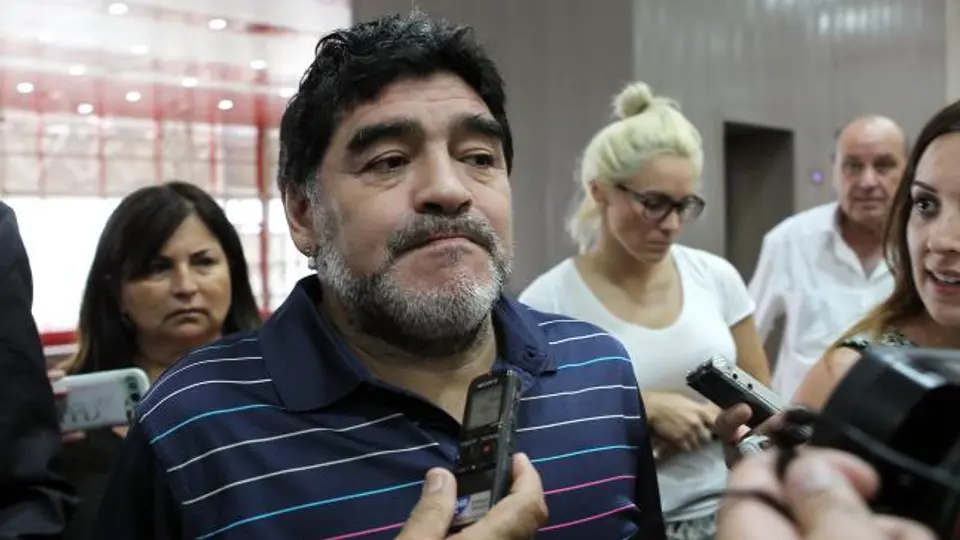 Maradona muestra sus habilidades en el box