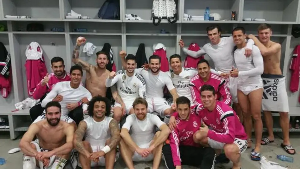 Chicharito festeja triunfo merengue en calzones