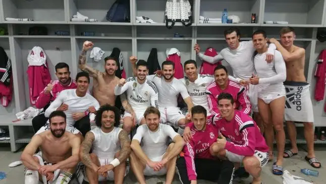 Chicharito festeja triunfo merengue en calzones