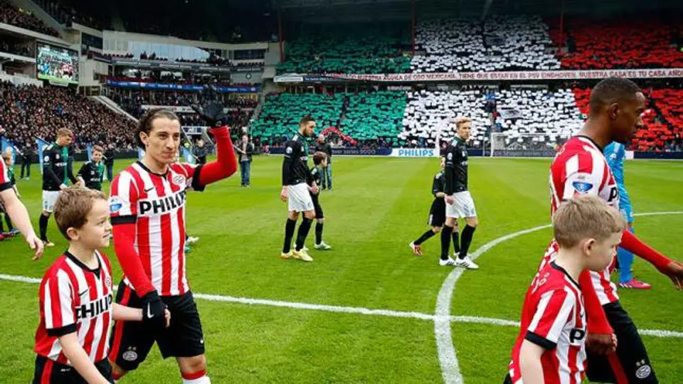 Afición de PSV hace mosaico para Guardado