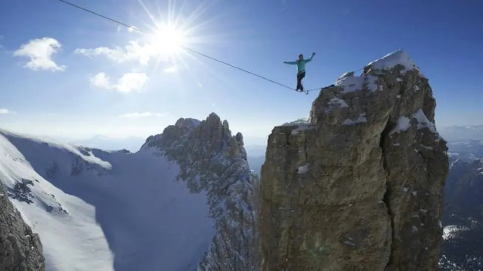 Intrépida mujer cruza las Dolomitas italianas sobre una cuerda
