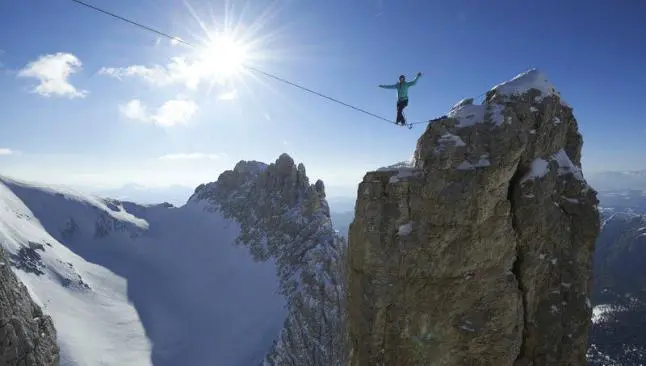 Intrépida mujer cruza las Dolomitas italianas sobre una cuerda