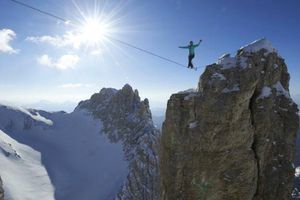 Intrépida mujer cruza las Dolomitas italianas sobre una cuerda