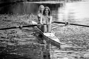 Chicas de remo se desnudan de nuevo