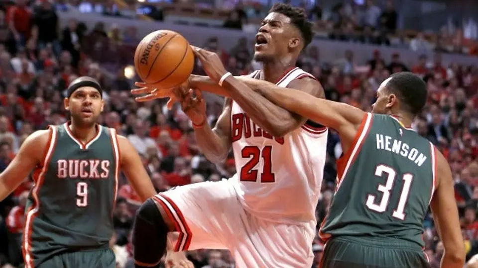 Chicago aumenta su ventaja en serie contra Milwaukee