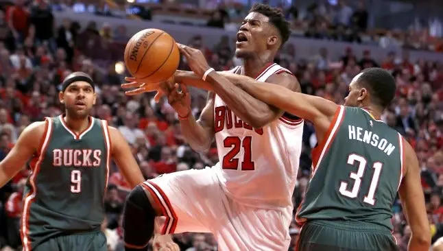 Chicago aumenta su ventaja en serie contra Milwaukee