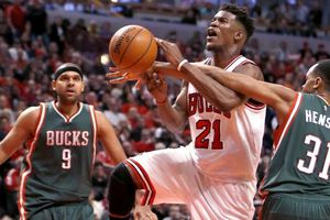 Chicago aumenta su ventaja en serie contra Milwaukee