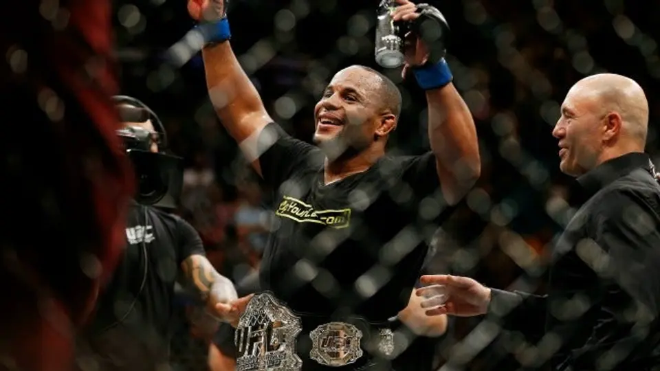 Cormier obtiene título que dejó vacante Jones tras accidente