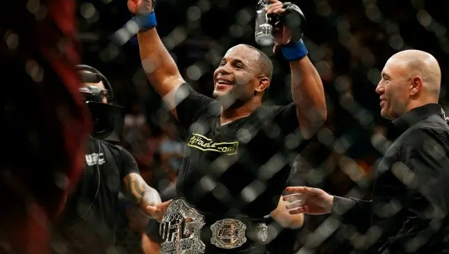 Cormier obtiene título que dejó vacante Jones tras accidente