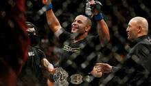 Cormier obtiene título que dejó vacante Jones tras accidente