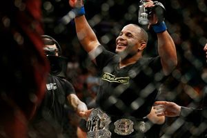 Cormier obtiene título que dejó vacante Jones tras accidente