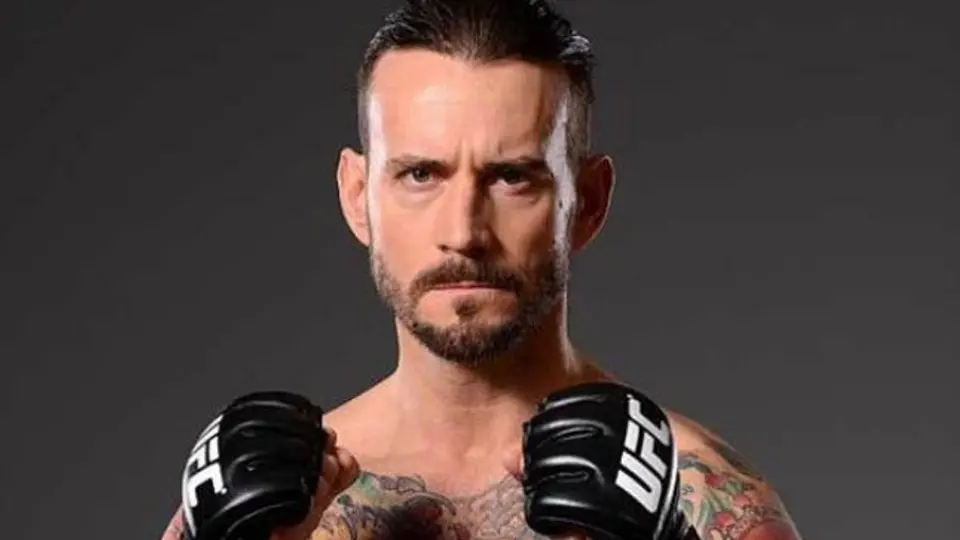 CM Punk ya posa como peleador de UFC
