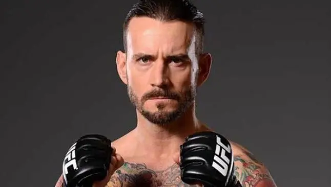 CM Punk ya posa como peleador de UFC