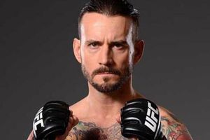 CM Punk ya posa como peleador de UFC
