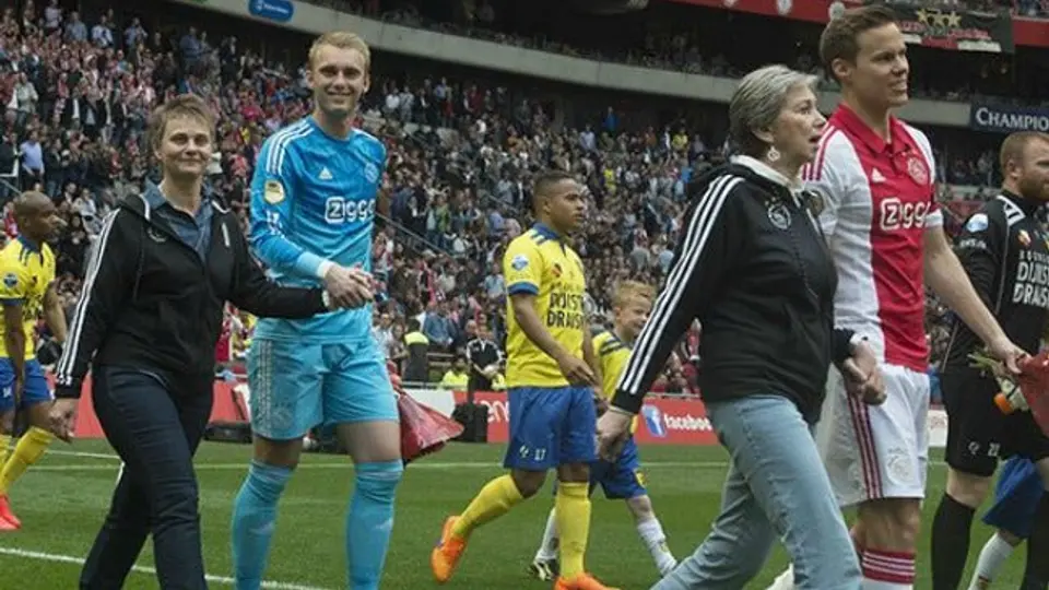 Jugadores del Ajax saltan al campo con sus mamás