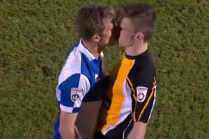 Jugador besa a su rival para calmar discusión en la cancha