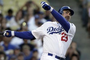 Adrián González brilla en triunfo de Dodgers