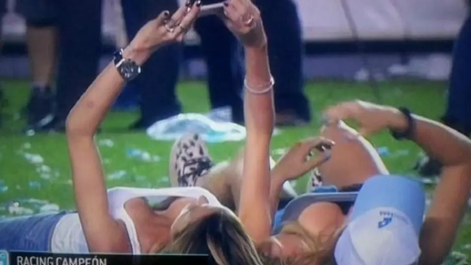 Hijas del presidente de Racing celebran título con sexy 'selfie'