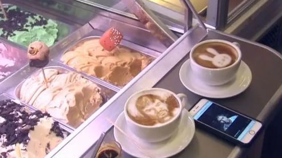 Artista crea detalladas caricaturas en espuma del café
