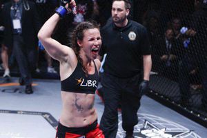 Peleadora casi pierde la oreja en UFC 180