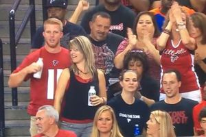 Caricias 'subidas de tono' en pleno partido