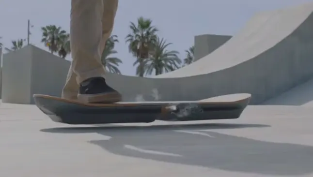 Lexus presenta patineta estilo 'Volver al Futuro'