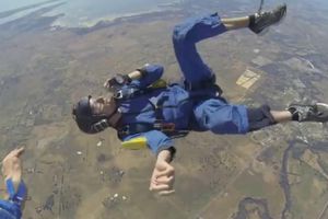 Joven se desmaya mientras salta en paracaídas