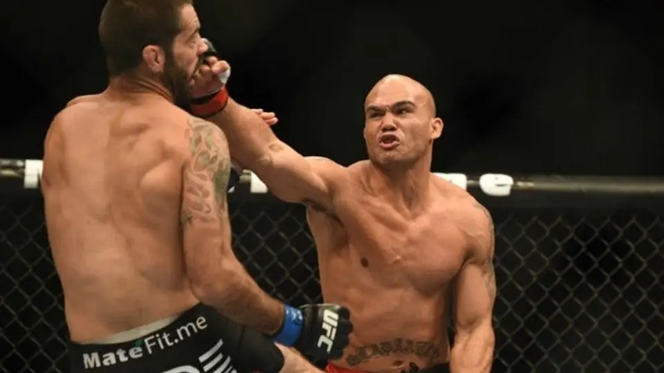 Lawler derrota a Brown en intensa batalla
