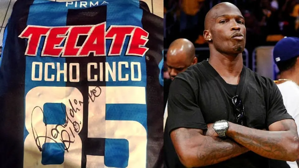 Ochocinco presume regalo de Ronaldinho