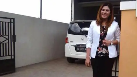 Ponen en venta una casa, ¡con mujer incluida!