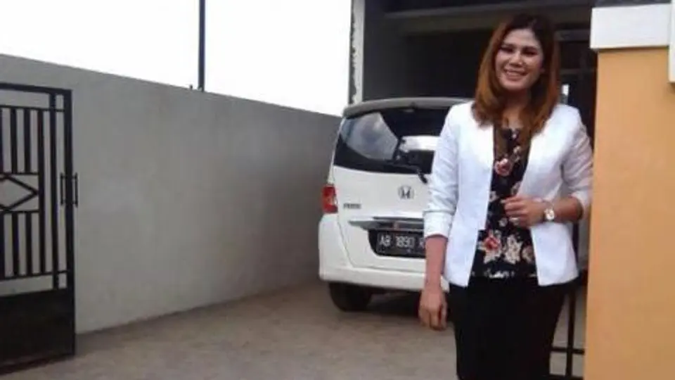 Ponen en venta una casa, ¡con mujer incluida!