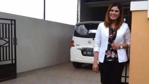 Ponen en venta una casa, ¡con mujer incluida!