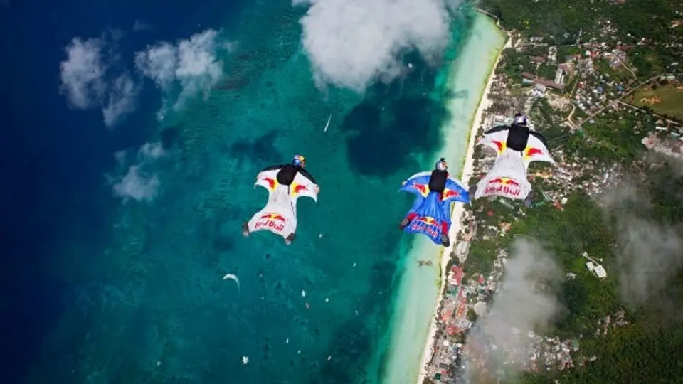 'Miles Above', lo mejor de descensos en traje aéreo