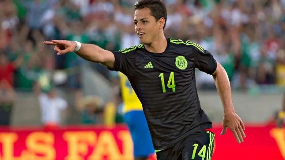 Chicharito se pone romántico con Lucía Villalón