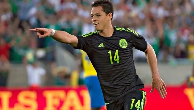 Chicharito se pone romántico con Lucía Villalón