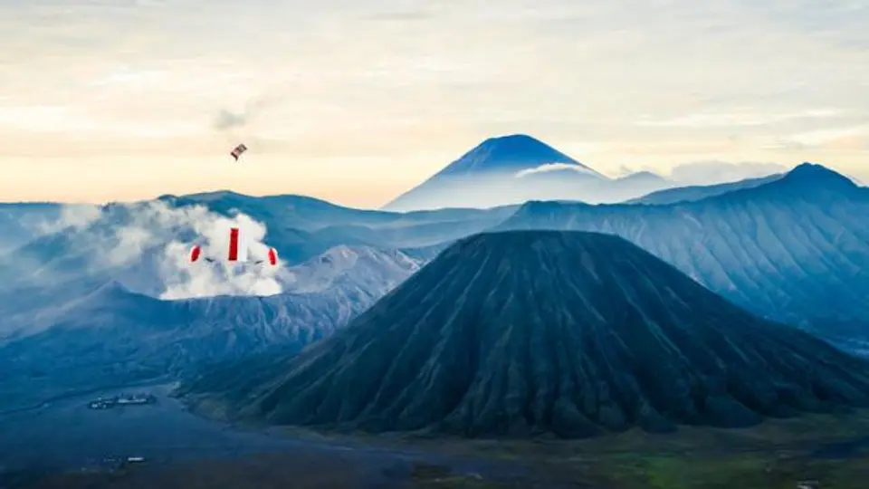 Paracaidistas saltan sobre un volcán activo
