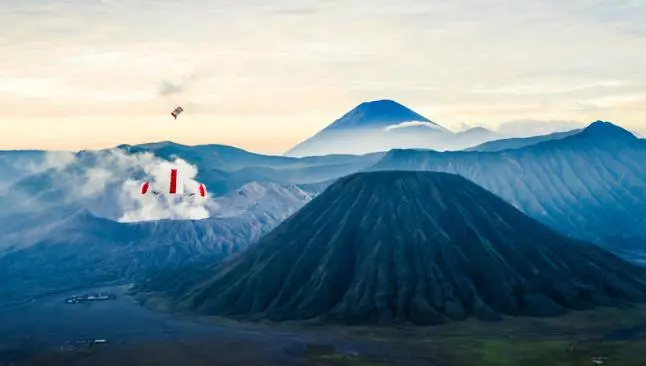 Paracaidistas saltan sobre un volcán activo