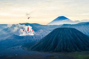 Paracaidistas saltan sobre un volcán activo