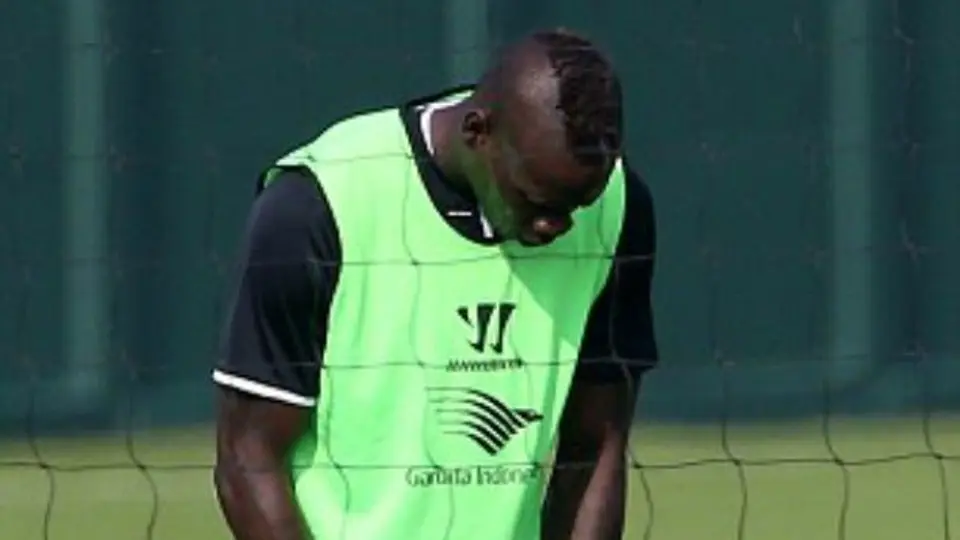 Balotelli tuvo problemas con sus shorts