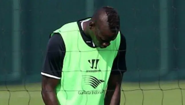 Balotelli tuvo problemas con sus shorts