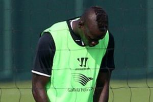 Balotelli tuvo problemas con sus shorts